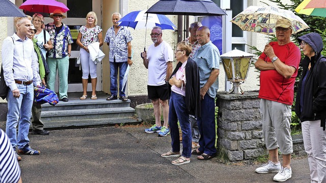 Im Regen begann der Stadtspaziergang d...yer (links) begrte die Teilnehmer.    | Foto: Gudrun Deinzer