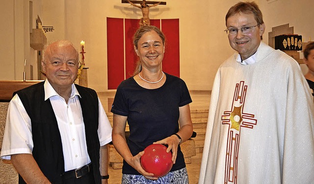 Alt-Pfarrer  Franz Leppert und Pfarrer... Gemeindereferentin Franziska Shumba.   | Foto: Berger