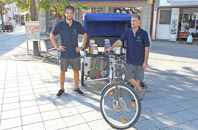 Felix Mller und Axel Brandt von der m...rbeit mit ihrer neuen Fahrrad-Rikscha.  | Foto: SAK Lrrach