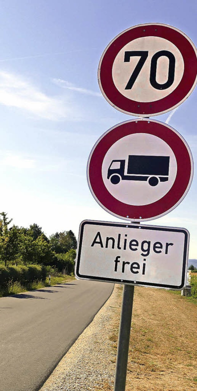 Die Schilder an der Strae von Fischingen nach Binzen zeigen die Neuerung.   | Foto: Langelott