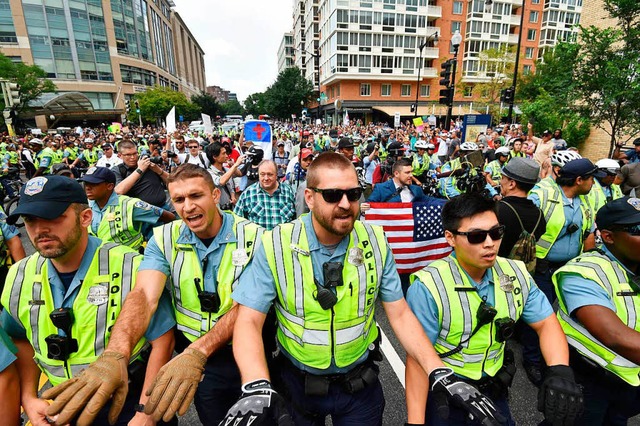 Polizisten schtzen in Washington eine Demonstration von Rechtsradikalen.  | Foto: AFP