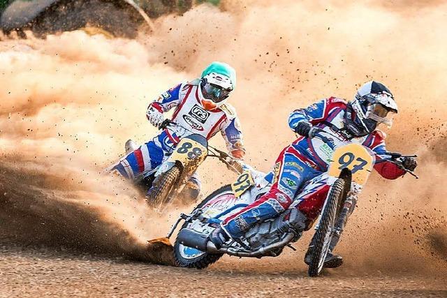 Fotos: Staubwolken und drhnende Motoren beim Grasbahnrennen in Hertingen