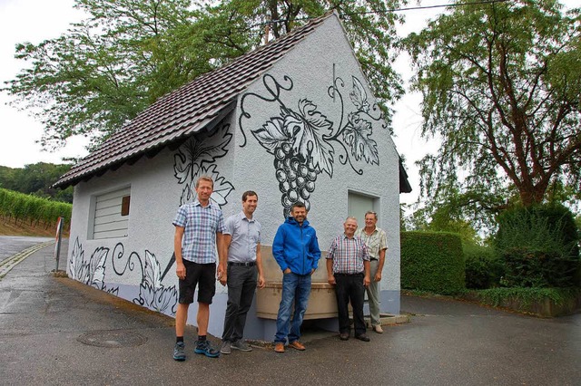 Stefan Winterle (Mitte) wertete das Ha...r (von links) durch Fassadenkunst auf.  | Foto: Herbert Frey