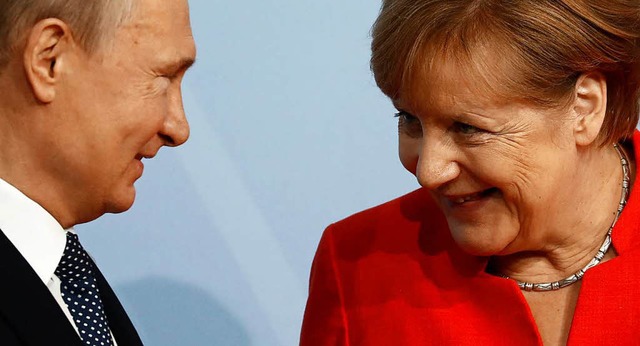 Putin und Merkel hier im Juli 2017 auf dem G-20-Gipfel in Hamburg  | Foto: afp