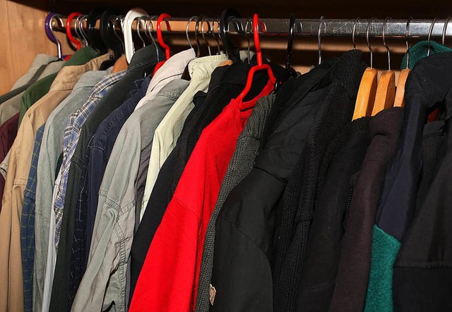 Klamotten, die nicht mehr getragen wer... weg damit in die Altkleidersammlung.   | Foto: dpa