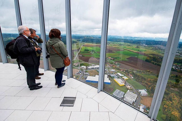 Touristen bestaunen die Aussicht von d...s Thyssen-Krupp-Testturms fr Aufzge.  | Foto: dpa