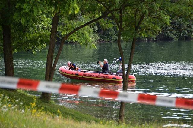 Rettungskrfte bergen toten Schwimmer aus Badesee bei Bhl (Stadt)