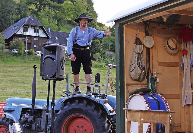 Mit Liedern, Sprchen und Anekdoten zu...seiner transportablen Freilichtbhne.   | Foto: Karin Heiss