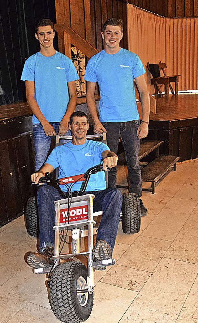 Probesitzen im Mountaincart: Matthias Schneider mit den Shnen Max und Erik.   | Foto: Ulrike Jger