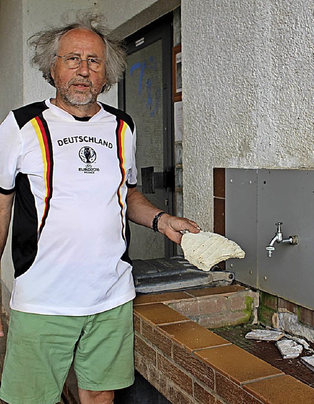 Platzwart Sigmund Vgtle vor dem groe...heint darauf herumgesprungen zu sein.   | Foto: Guy Simon