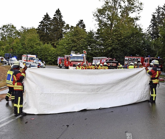 Die Feuerwehr schirmt die Rettung der Verletzten ab.   | Foto: Kamera 24