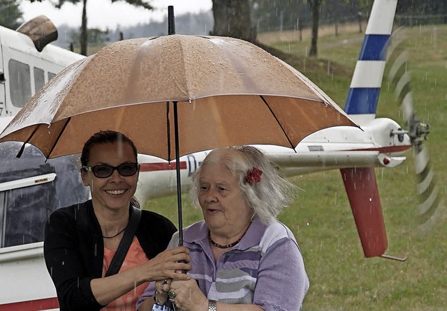 Trotz  Regen sind Tochter Karima und M...chsee von Glcksgefhlen berwltigt.   | Foto: Florian Schlosser
