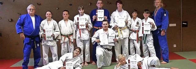 Die erfolgreichen Neustdter Judokas mit den  Prfern  | Foto: Privat