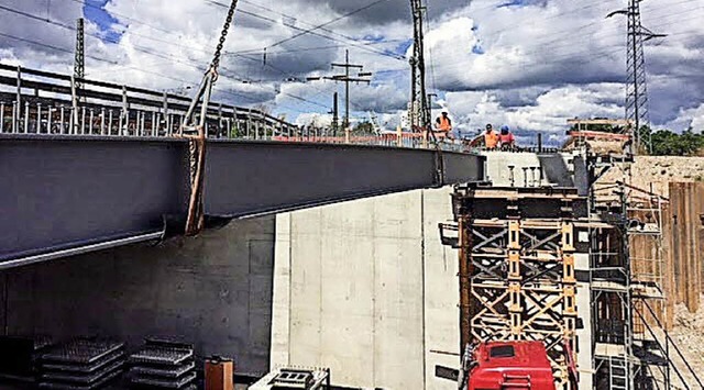 Der Stahltrger wird eingesetzt.   | Foto: Stadt Weil am Rhein