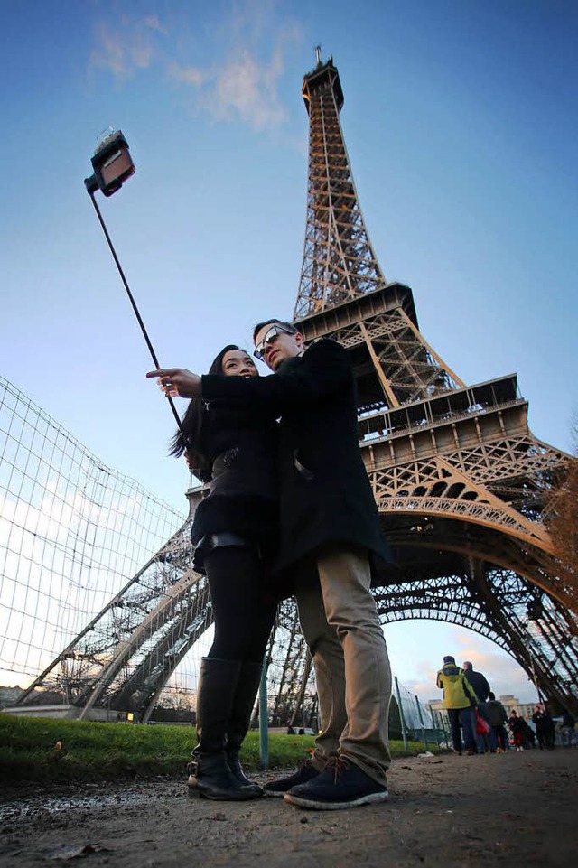 Wir waren hier: Touristen machen in Paris Beweisfotos.  | Foto: dpa