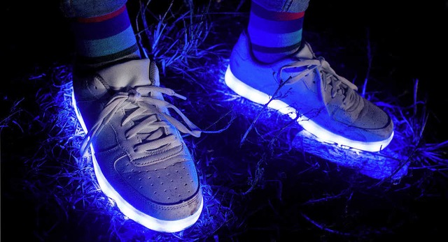 Blinkende Sportschuhe gelten von nun als Elektroschrott.  | Foto: DPA