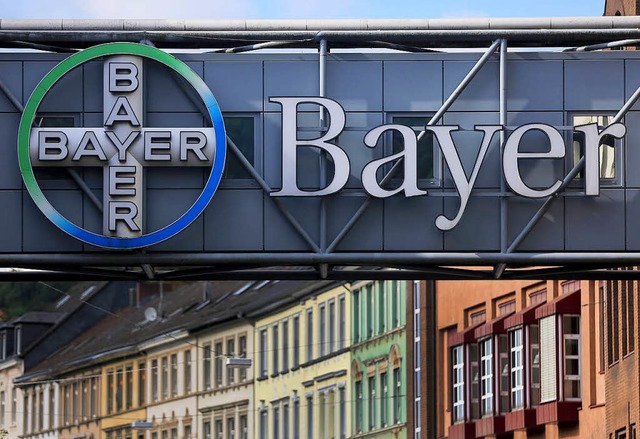 Firmenlogo vor dem Werk des Bayer Konzerns.  | Foto: dpa