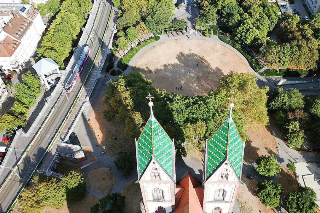 Auch im Schatten der Herz-Jesu-Kirche ist jeder Halm trocken.  | Foto: Michael Saurer