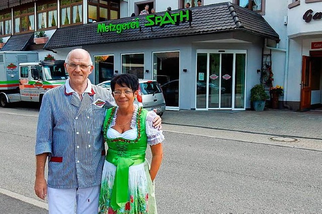 Regina und Josef Spath vor Hotel, Restaurant und Metzgerei.  | Foto: Kurt Meier