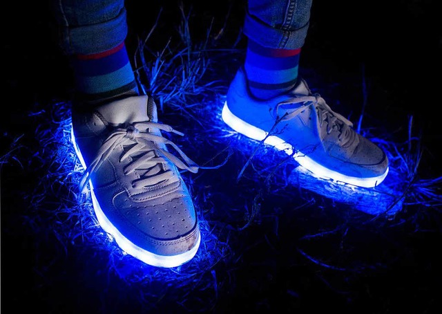 Auch blinkende Sportschuhe sind Elektroschrott.   | Foto: dpa