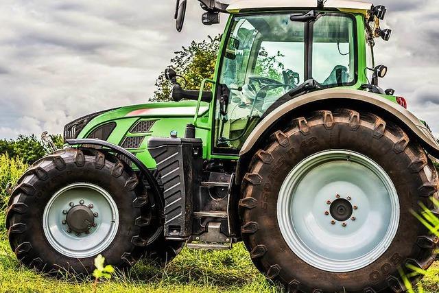 Jugendliche in Weingarten klauen Traktor – und bleiben mit ihm an einer Straßenlaterne hängen