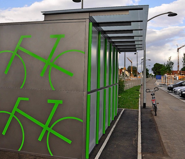 Auch optisch passen die Bikeboxen gut ...eugestaltete Bahnhofstrae in Wyhlen.   | Foto: Verena Pichler