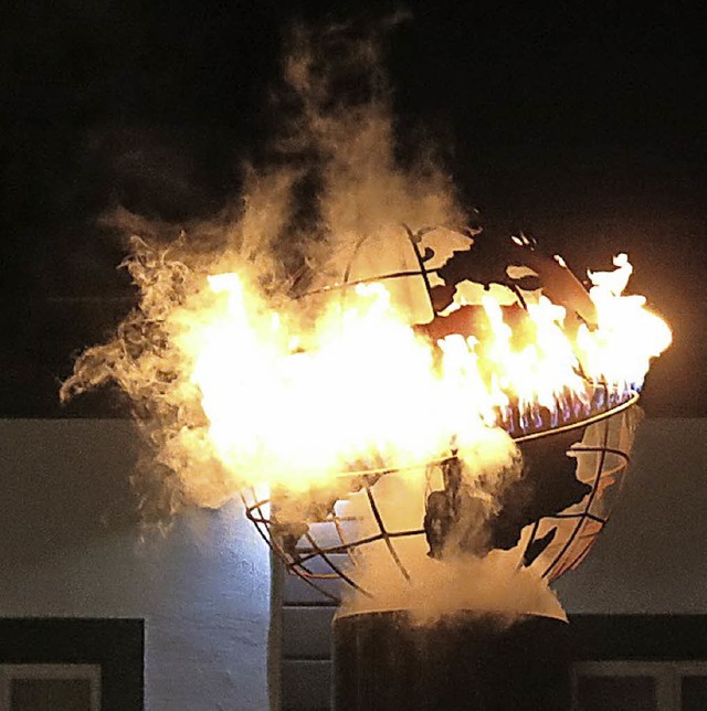 Die Weltkugel auf dem Marktbrunnen geht in Flammen auf  | Foto: Georg Vo