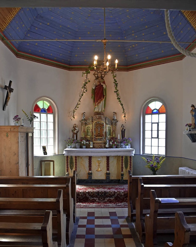 Der Innenraum mit dem Altar und dem bl...Personen finden in der Kapelle Platz.   | Foto: Thomas Biniossek/Martina Seiler