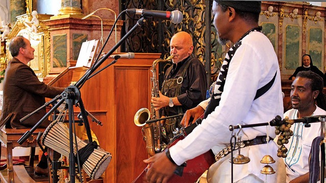 Kirchenorgel und afrikanische Instrume..., Pape Dieye und Kofi Raphael (v.l.).   | Foto: Krieger