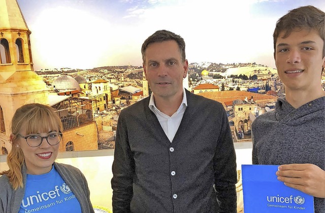 Anna Fahrnlnder und Niklas Thiel fragen Pfarrer Thorsten Becker.   | Foto: Unicef
