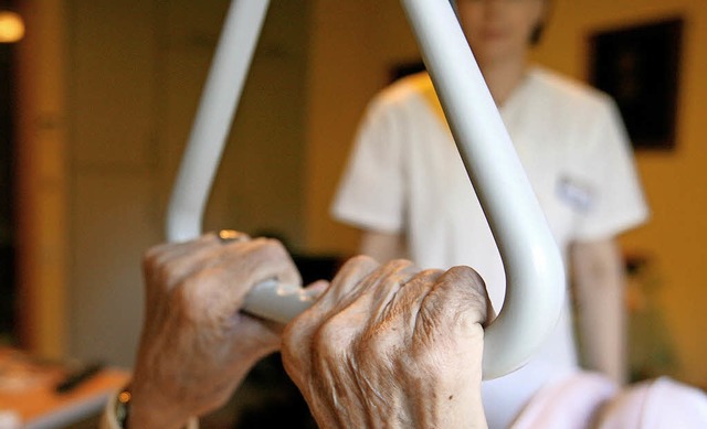 Die Schulen fr Alten- und Krankenpflege im Landkreis mssen sich abstimmen.   | Foto: dpa