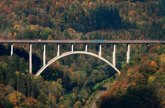 Autos fahren ber die Neckarburgbrcke auf der Autobahn A81.  | Foto: dpa