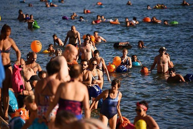 Alle der knapp 4000 Teilnehmer kommen beim Basler Rheinschwimmen sicher an