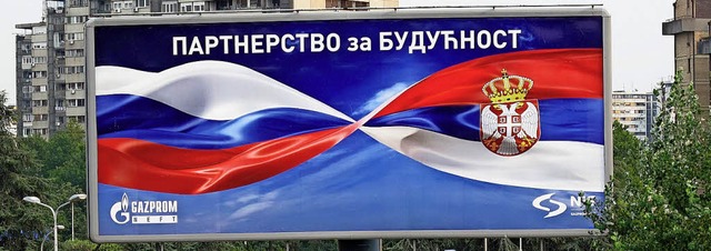 Kyrillisch verbindet: Serbisch-russisches Partnerschaftsplakat   | Foto: dpa