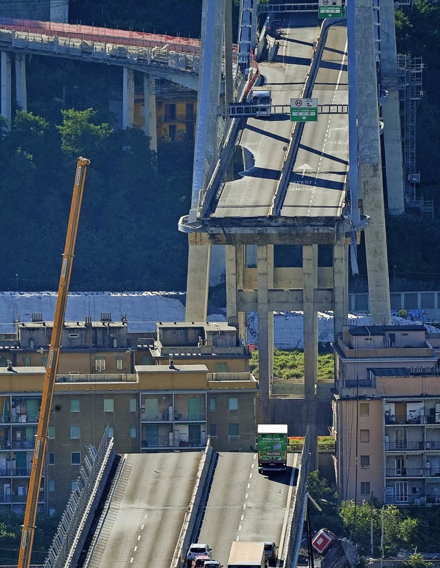 Genua am Mittwoch: Luigis Laster steht immer noch am Abgrund.  | Foto: dpa