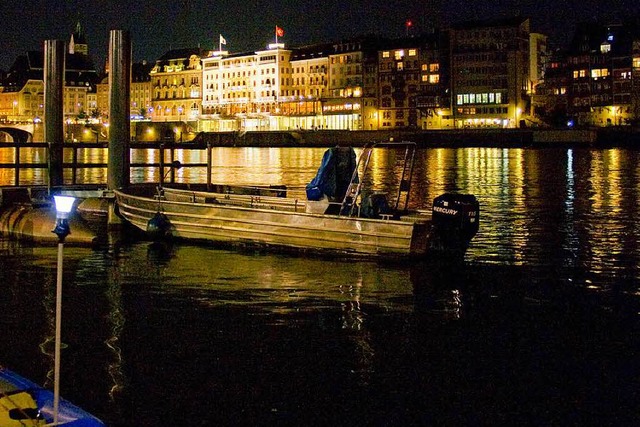 Basel im Blick: Die Lichter der Grostadt spiegeln sich im  Rhein.   | Foto: Anja Hammer