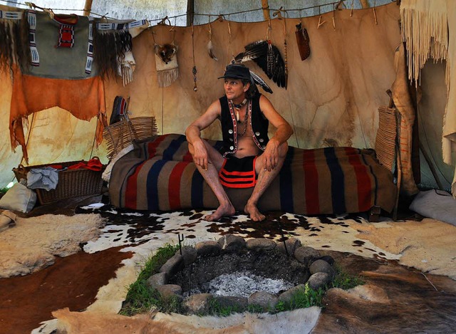Indianer Thomas Walzinger sitzt in seinem Tipi.  | Foto: Dieter Fleig
