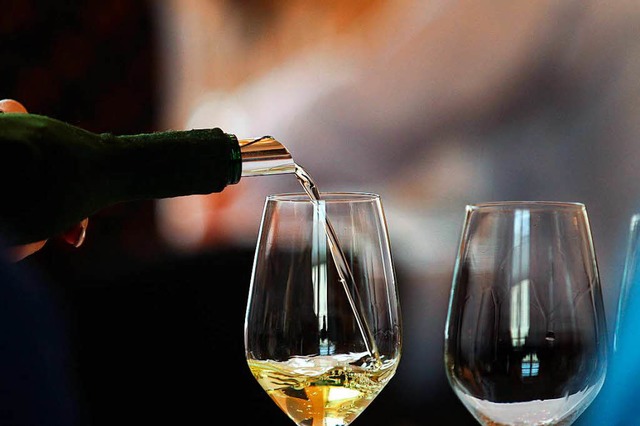 Schenk ein: Am Wochenende gibt es wied...e mit regionalem Wein und vielen mehr.  | Foto: dpa