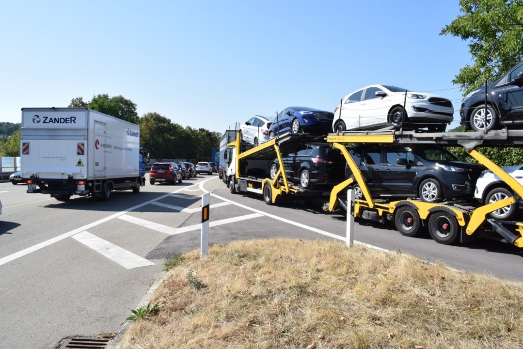 In Lahr stauen sich die Autos auf dem Zubringer B3  | Foto: Julia Trauden