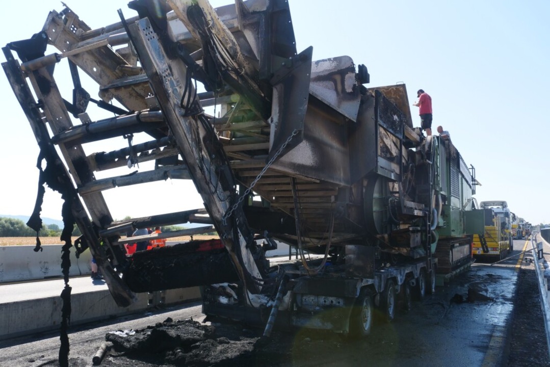Der Transporter hatte einen mehr als 70 Tonnen schweren Steinbrecher geladen.  | Foto: Patrick Kerber