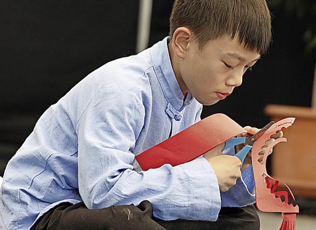 Ein junger chinesischer Papierknstler   | Foto: Heidi Fssel