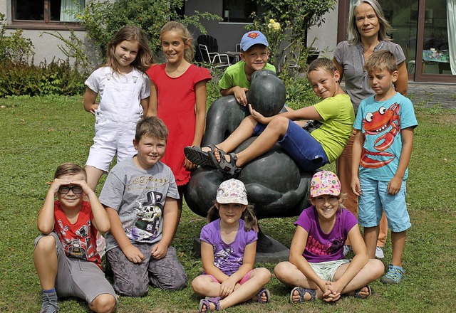 Susanne Escher (hinten, rechts) nahm d...ch die Welt der Skulpturen  Rehmanns.   | Foto: Michelle Gntert