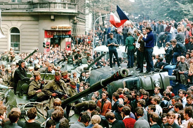 &#8222;Die Brger versuchten mit den S...wjetpanzer in Prag am 21. August 1968   | Foto: dpa(2)/Hupka