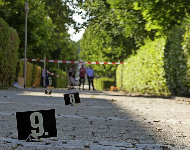 Der abgesperrte Tatort in der Offenbur...markiert, wo sie Spuren gefunden hat.   | Foto: Helmut Seller