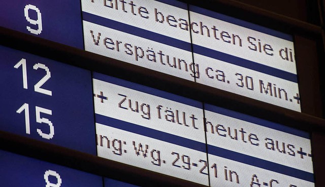 Fhrt ein Zug dem Fahrplan sechs Minut...mehr hinterher, gilt er als versptet.  | Foto: dpa