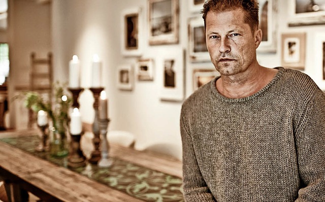 Til Schweiger im Essensraum seines Hotels am Timmendorfer Strand  | Foto: dpa