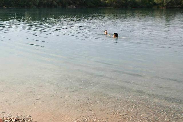 Frau wird am Baggersee rabiat