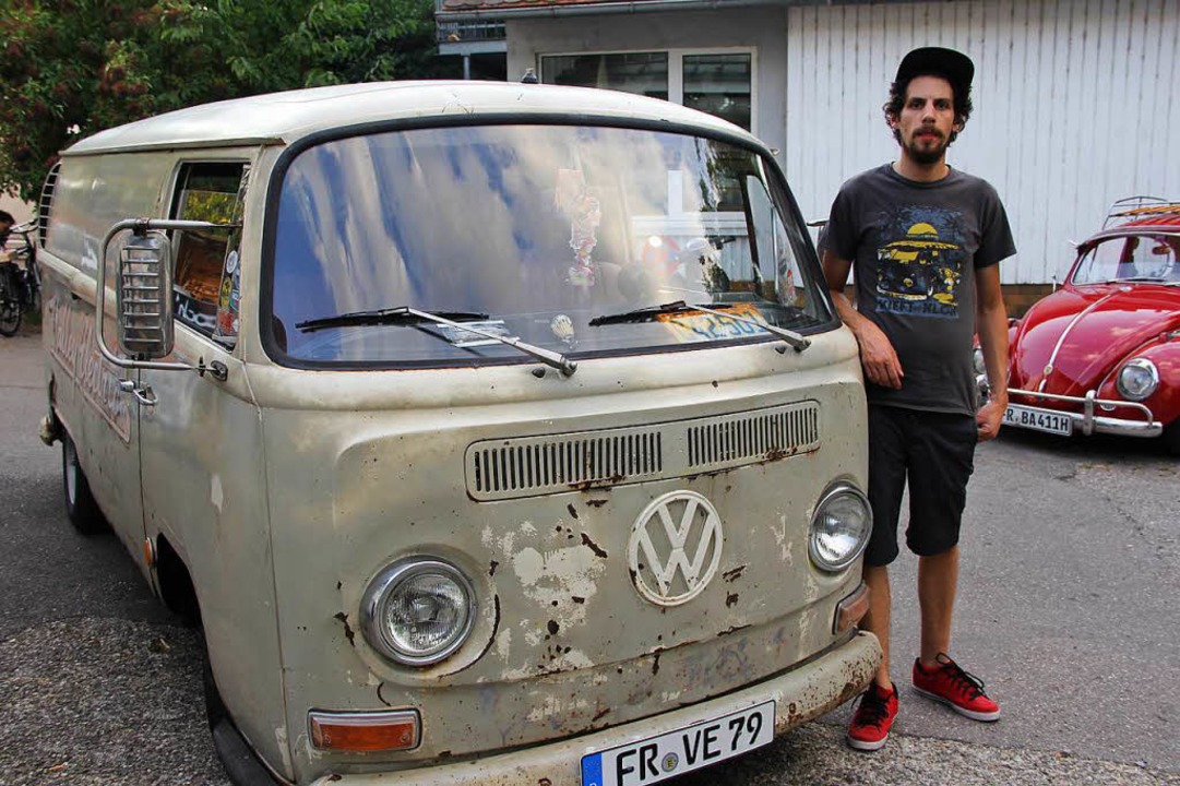 Der 31-Jährige Basti mit seinem Bus  | Foto: Anna Lob