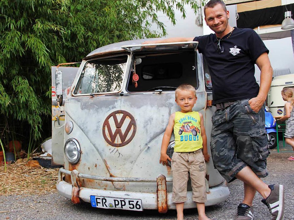 Auch Michaels Kinder haben viel Freude an dem VW-Bus vom Papa  | Foto: Anna Lob