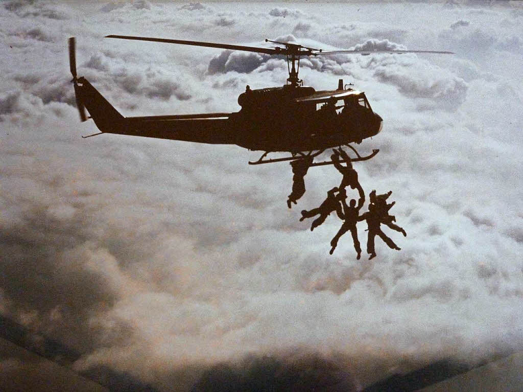 Dieter Rsch: Ein Foto von den Deutschen Formationsmeisterschaften im Fallschirmspringen aus rund 3500 Meter Hhe.